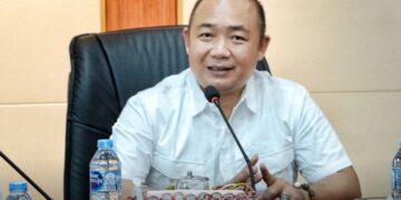Bupati Alex saat memimpin Rakor soal pembentukan tim penilaian pengelolaan kebun, kemitraan dan CSR. Foto: Prokopim Pemkab Ketapang.