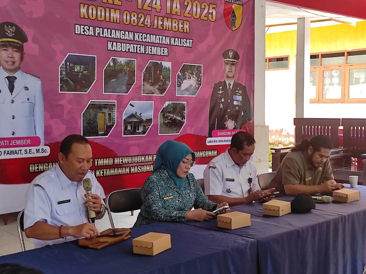 Kabid Perlindungan Anak DP3AKB Kabupaten Jember, Joko Sutriswanto, mensosialisasikan Forum Anak Desa. Foto: Sigit Priyono/Jurnalis.co.id