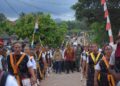 Kedatangan Bupati Alex disambut ratusan warga Desa Lembah Hijau 2, Jumat (09/05/2025). Foto: Prokopim Pemkab Ketapang.
