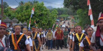 Kedatangan Bupati Alex disambut ratusan warga Desa Lembah Hijau 2, Jumat (09/05/2025). Foto: Prokopim Pemkab Ketapang.