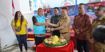 Wali Kota Pontianak Edi Rusdi Kamtono menyerahkan potongan tumpeng kepada Ketua Damkar Mitra Khatulistiwa Rico Sugioto.