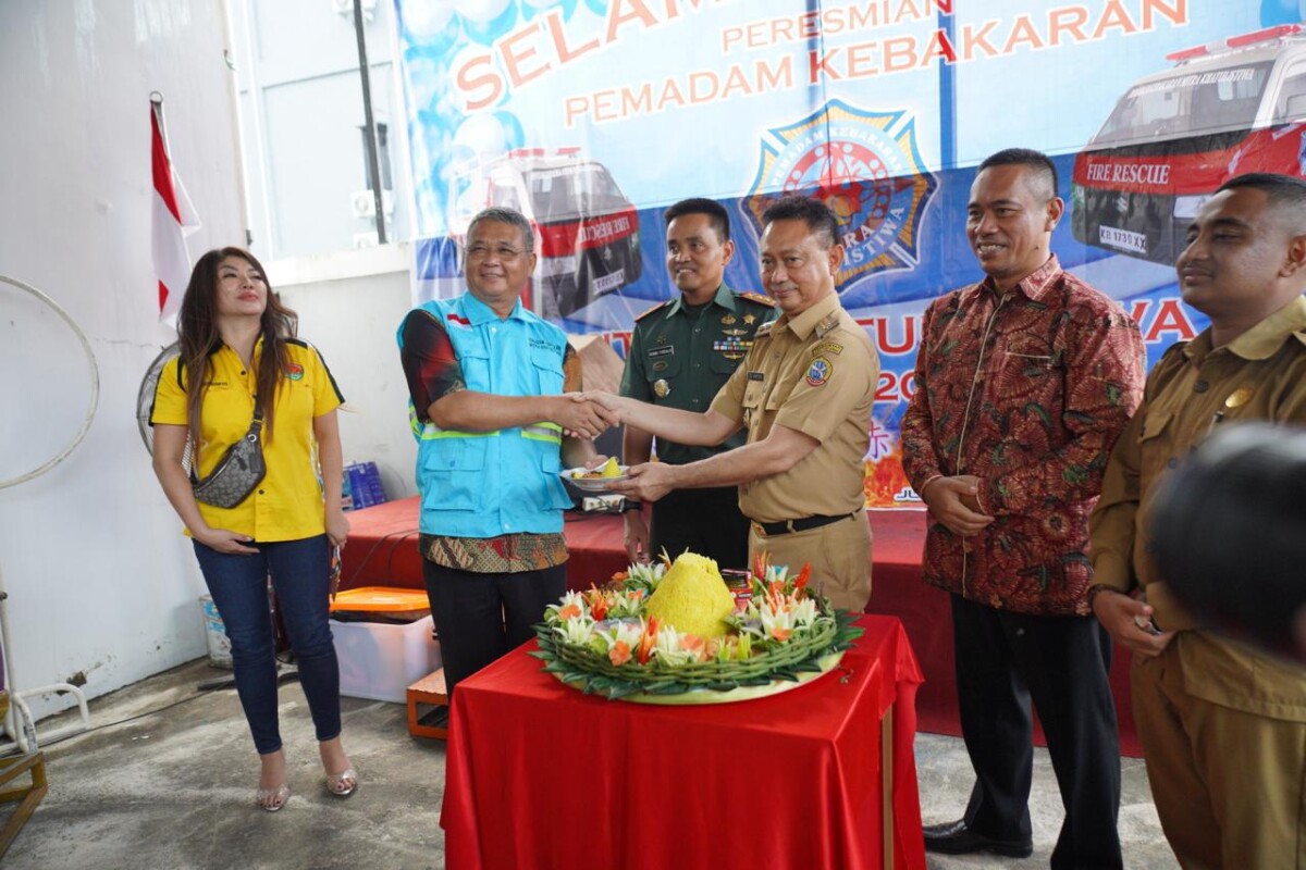 Wali Kota Pontianak Edi Rusdi Kamtono menyerahkan potongan tumpeng kepada Ketua Damkar Mitra Khatulistiwa Rico Sugioto.