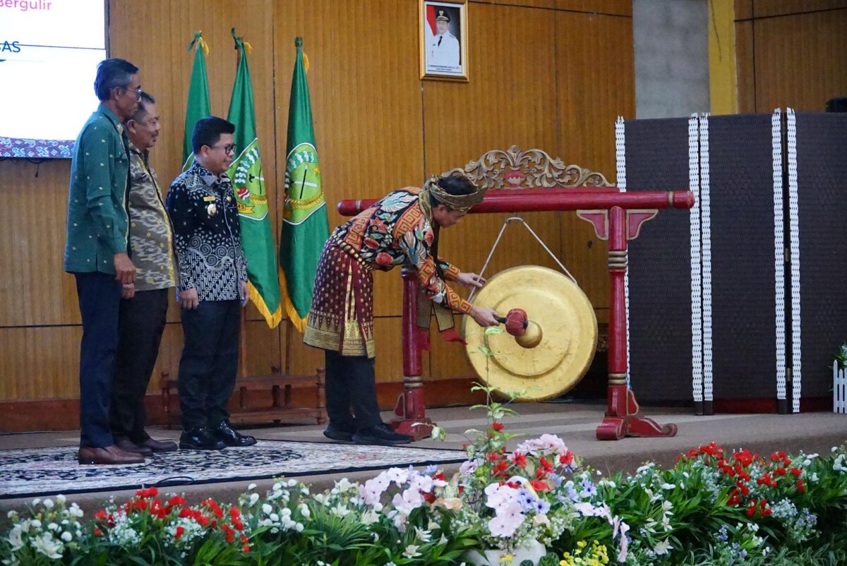 Launching Koperasi Desa Merah Putih ditandai dengan Pemukulan Gong oleh Direktur Utama Lembaga Pengelola Dana Bergulir Koperasi (LPDB) Kementerian Koperasi Republik Indonesia Drs. Supomo., AK., MM didampingi Bupati Sambas H. Satono, S. Sos. I. MH