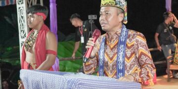 Sekda Ketapang menyampaikan sambutan di acara penutupan Gawai Dayak Kecamatan Nanga Tayap. Foto: Prokopim.
