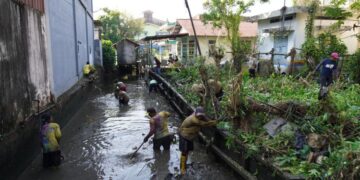 Pemerintah Kota Pontianak menggelar aksi bersih-bersih lingkungan memperingati Hari Buruh Internasional.
