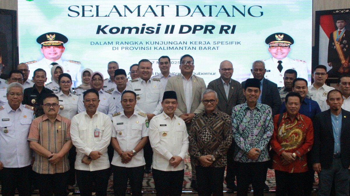 Gubernur Kalbar Ria Norsan di dampingi Wakil Gubernur Kalbar Krisantus Kurniawan, beserta jajaran saat sesi foto bersama Wakil Ketua Komisi II DPR RI Aria Bima dan rombongan usai rapat dengar pendapat di Balai Petitih, kantor Gubernur Kalbar. Rabu (07/05/2025). Foto : Deny Wahyu Hendrata.
