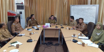Bupati Kayong Utara Romi Wijaya saat memimpin rakor yang dirangkaikan dengan Sosialisasi Instruksi Presiden (Inpres) Nomor 9 Tahun 2025. Senin (19/5/2025). Foto: Porkopim.