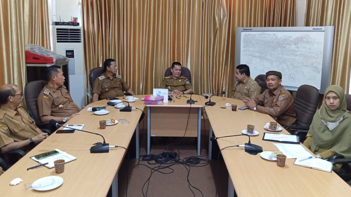 Bupati Kayong Utara Romi Wijaya saat memimpin rakor yang dirangkaikan dengan Sosialisasi Instruksi Presiden (Inpres) Nomor 9 Tahun 2025. Senin (19/5/2025). Foto: Porkopim.