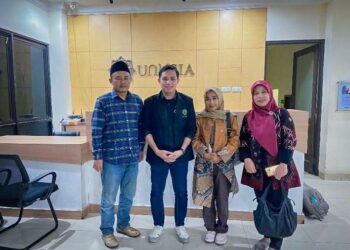 (dari kiri) Wakil Rektor II UNUSIA, Fira Mubayyinah, Dekan Fakultas Hukum UNUSIA, Muhammad, Kaprodi Manajemen UNU Kalbar, Marhamah, dan Ketua Fatayat NU Kalbar, Umi Marzuqah