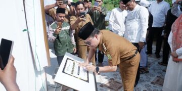 Bupati Sambas H. Satono, S. Sos. I. MH meresmikan Surau Al Muhajirin Komplek Villa Sejahtera V Desa Saing Rambi Kecamatan Sambas, Senin (05/05/2025).