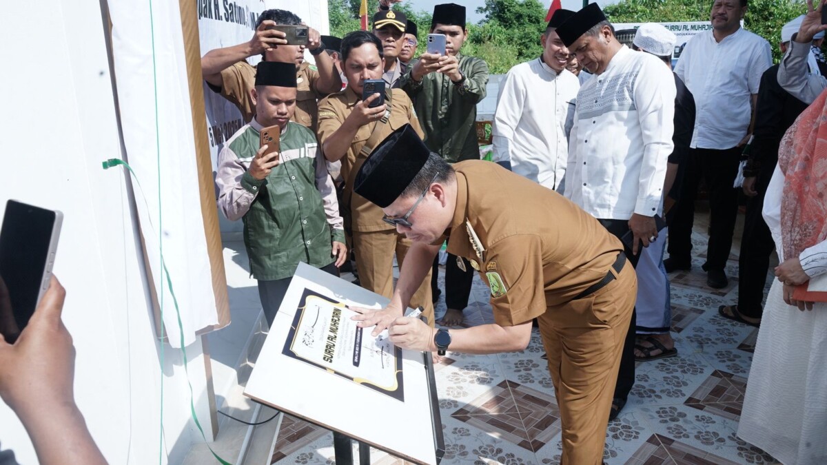 Bupati Sambas H. Satono, S. Sos. I. MH meresmikan Surau Al Muhajirin Komplek Villa Sejahtera V Desa Saing Rambi Kecamatan Sambas, Senin (05/05/2025).