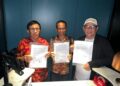 Ketua Umum PWI hasil Kongres Bandung, Hendry Ch Bangun (kiri) dan Ketua Umum PWI hasil KLB Zulmansyah Sekedang (kanan) serta anggota Dewan Pers Dahlan Dahi berfoto bersama sesuai penandatanganan Kesepakatan Jakarta, Jumat (16/5/2025) tengah malam, di Jakarta. Melalui Kesepakatan Jakarta, kedua pihak sepakat mengakhiri konflik melalui Kongres Persatuan. Foto : Ist
