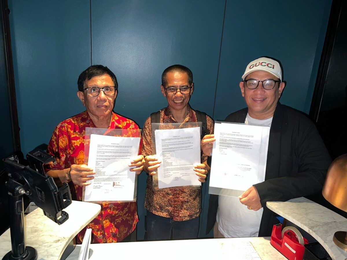 Ketua Umum PWI hasil Kongres Bandung, Hendry Ch Bangun (kiri) dan Ketua Umum PWI hasil KLB Zulmansyah Sekedang (kanan) serta anggota Dewan Pers Dahlan Dahi berfoto bersama sesuai penandatanganan Kesepakatan Jakarta, Jumat (16/5/2025) tengah malam, di Jakarta. Melalui Kesepakatan Jakarta, kedua pihak sepakat mengakhiri konflik melalui Kongres Persatuan. Foto : Ist