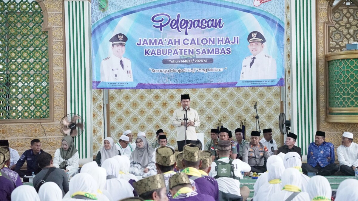 Bupati Sambas H. Satono, S. Sos. I. M.H melepas sebanyak 309 calon jemaah haji (CJH) 2025 secara simbolis di Masjid AT - Taqwa Pemangkat Rabu (21/05/2025).