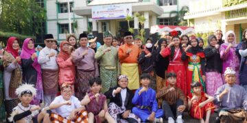 Wali Kota Pontianak Edi Rusdi Kamtono bersama peserta upacara Hari Pendidikan Nasional (Hardiknas) 2025.