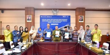 Sekretaris Daerah Kabupaten Kubu Raya Yusran Anizam beserta perwakilan Kuponwah usai diskusi di Aula Kantor Perwakilan Bank Indonesia Provinsi Kalimantan Barat, Pontianak, Kamis (8/5/2025).