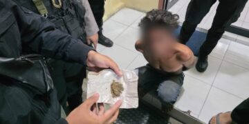 Fa seorang pria yang membawa ganja dan miras saat dilumpuhkan dan diamankan Tim Enggang Polresta Pontianak lantaran membuat keributan di salah satu warung di simpang Nurali Pontianak. FOTO: Humas Polresta Pontianak.