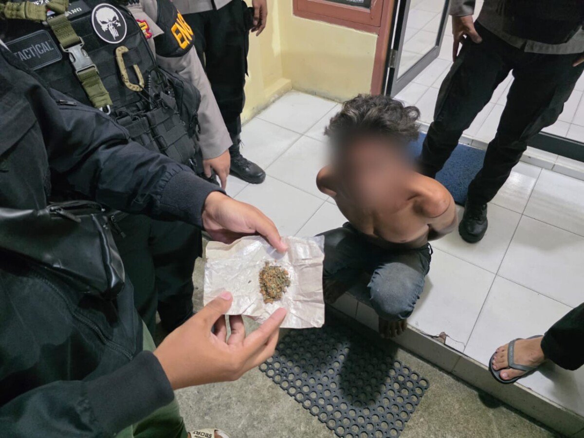 Fa seorang pria yang membawa ganja dan miras saat dilumpuhkan dan diamankan Tim Enggang Polresta Pontianak lantaran membuat keributan di salah satu warung di simpang Nurali Pontianak. FOTO: Humas Polresta Pontianak.