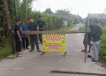 Warga RT1 RW1 Desa Antibar memasang portal menutup jalan yang terjadi penurunan akibat terkikis arus sungai