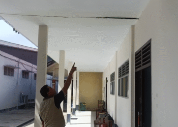 Ketua Komite SMK Negeri 1 Mempawah Hilir Aidi Matsyah melihat Plafon yang rusak dan dikhawatirkan ambruk saat meninjau bangunan sekolah SMK Negeri 1 Mempawah