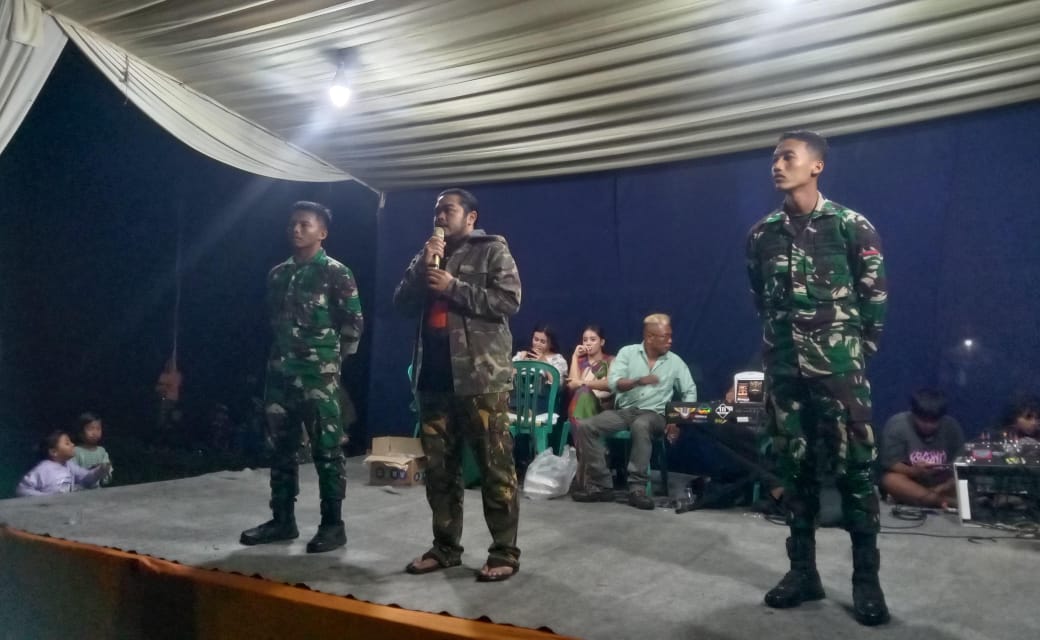 Kades Plalangan, Sofyan Zulkarnain Malik, saat tasyakuran di panggung lapangan desa (foto: Sigit Priyono/Jurnalis.co.id)