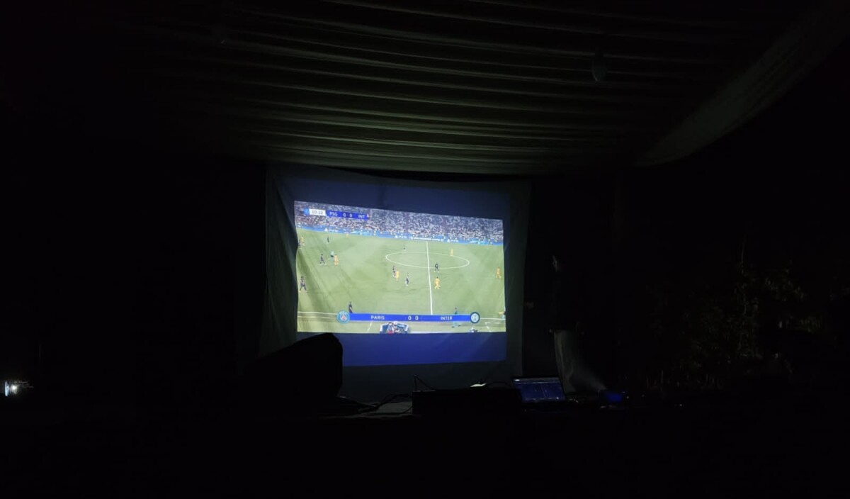 Layar nobar pertandingan sepakbola final Piala Champions antara PSG vs Inter Milan di lapangan Desa Plalangan (foto:Sigit Priyono/Jurnalis.co.id)