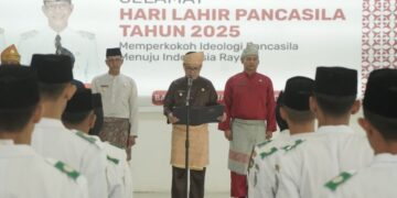 Bupati Kayong Utara Romi Wijaya Saat membacakan amanat resmi Kepala Badan Pembinaan Ideologi Pancasila Republik Indonesia (BPIP RI). di Aula Pondopo Bupati Sukadana, Minggu (1/6/2025). Foto (Porkopim )