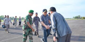 Plh Sekda Ketapang ketika menyambut kedatangan Pangdam Tanjungpura di Bandara Rahadi Oesman. Foto: Prokopim.