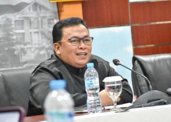 Sukiryanto saat memimpin rapat lanjutan pembahasan Standar Operasional Prosedur (SOP) terintegrasi antara Dinas Penanaman Modal dan Pelayanan Terpadu Satu Pintu (DPMPTSP) dengan instansi teknis terkait, Senin (2/6/2025) di Kantor Bupati Kubu Raya.