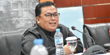 Sukiryanto saat memimpin rapat lanjutan pembahasan Standar Operasional Prosedur (SOP) terintegrasi antara Dinas Penanaman Modal dan Pelayanan Terpadu Satu Pintu (DPMPTSP) dengan instansi teknis terkait, Senin (2/6/2025) di Kantor Bupati Kubu Raya.