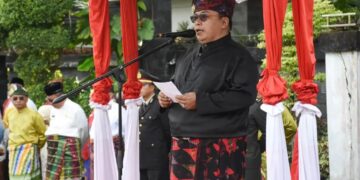 Sukiryanto saat memimpin Upacara Peringatan Hari Lahir Pancasila di Halaman Kantor Bupati Kubu Raya, Senin (2/6/2025).