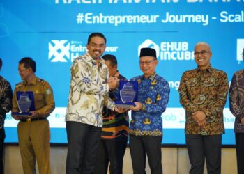 Menteri UMKM RI Maman Abdurrahman menyerahkan cenderamata kepada Wali Kota Pontianak Edi Rusdi Kamtono.