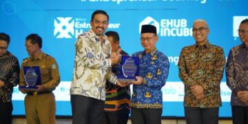 Menteri UMKM RI Maman Abdurrahman menyerahkan cenderamata kepada Wali Kota Pontianak Edi Rusdi Kamtono.