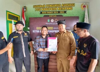 Bupati Ketapang, Alexander Wilyo menyerahkan formulir pendaftaran Balon Ketua IPSI Kalbar ke Ketua Panitia Musprov, Theo Bernadhi, Senin (02/06). Foto: JURNALIS.co.id