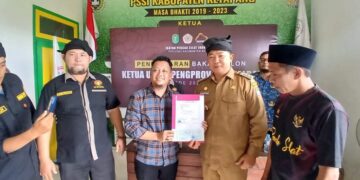 Bupati Ketapang, Alexander Wilyo menyerahkan formulir pendaftaran Balon Ketua IPSI Kalbar ke Ketua Panitia Musprov, Theo Bernadhi, Senin (02/06). Foto: JURNALIS.co.id