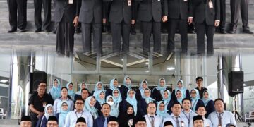 Direktur Utama Bank Kalbar, Rokidi, beserta jajaran usai melaksanakan upacara memperingati hari lahir Pancasila. Di halaman kantor Bank Kalbar pusat. Senin (02/06/2025).
