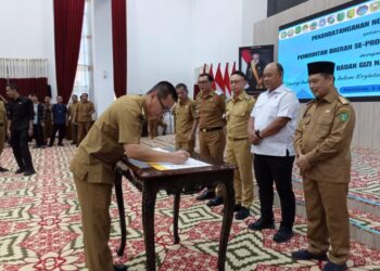 Bupati Kayong Utara Romi Wijaya menandatangani nota kesepahaman dengan Badan Gizi Nasional. di Ruang Balai Petitih, Kantor Gubernur Kalimantan Barat. Selasa (3/6/2025). Foto (Porkopim)