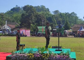 Upacara penutupan TMMD ke-124 Jember dipimpin Kasdam V/Brawijaya di lapangan Desa Plalangan. Foto:Sigit Priyono/Jurnalis.co.id