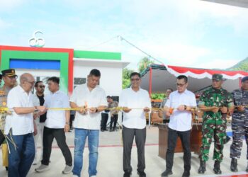 Komisaris Utama PT. OSO Kotrindo, Raja Sapta Aji saat meresmikan SPBU OSO Kotrindo di Sukadana, didampingi Ketua yayasan OSO. Hildi Hamid beserta Bupati dan wakil bupati Romi Wijaya dan Amru Chanwari. Foto (Porkopim).