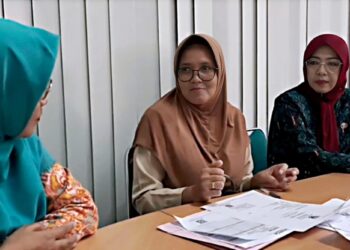 Wiwik (berhijab coklat) saat berkunjung ke Disdukcapil Kota Pontianak untuk mencetak akta kematian almarhumah ibunya. Proses penerbitan akta kematian selesai dalam sehari dan dikirim melalui email yang terdaftar.