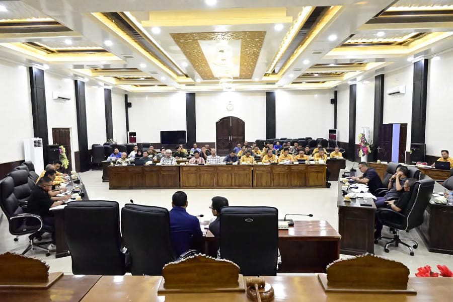 Rapat Kerja Komisi II bersama para pihak guna memanahas konflik kemitraan PT MPK dan HKD, Kamis (05/06/2025). Foto: Humas DPRD.