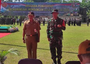 Dansatgas TMMD ke-124 Jember Letkol Arm Indra Ardiansyah, G.Dip.,M.Han bersama Kepala Dispemasdes Jember Adi Wijaya saat upacara penutupan TMMD. Foto:Sigit Priyono/jurnalis.co.id