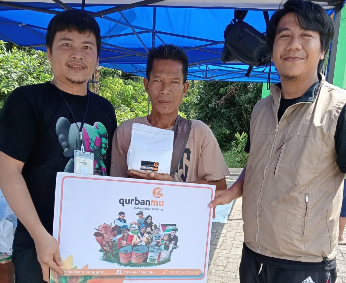 Pengurus Daerah Muhammadiyah (PDM) Kabupaten Sanggau melalui Lembaga Zakat Infaq dan Shadaqah Muhammadiyah (Lazismu) menyalurkan ratusan paket daging kurban kepada masyarakat pada Minggu (8/6/2025).