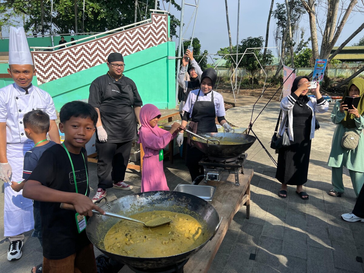 Dompet Ummat bekerja sama dengan Hotel Neo Gajahmada menggelar kegiatan memasak bersama bagi anak yatim dan dhuafa di kawasan Tugu Khatulistiwa, Pontianak.