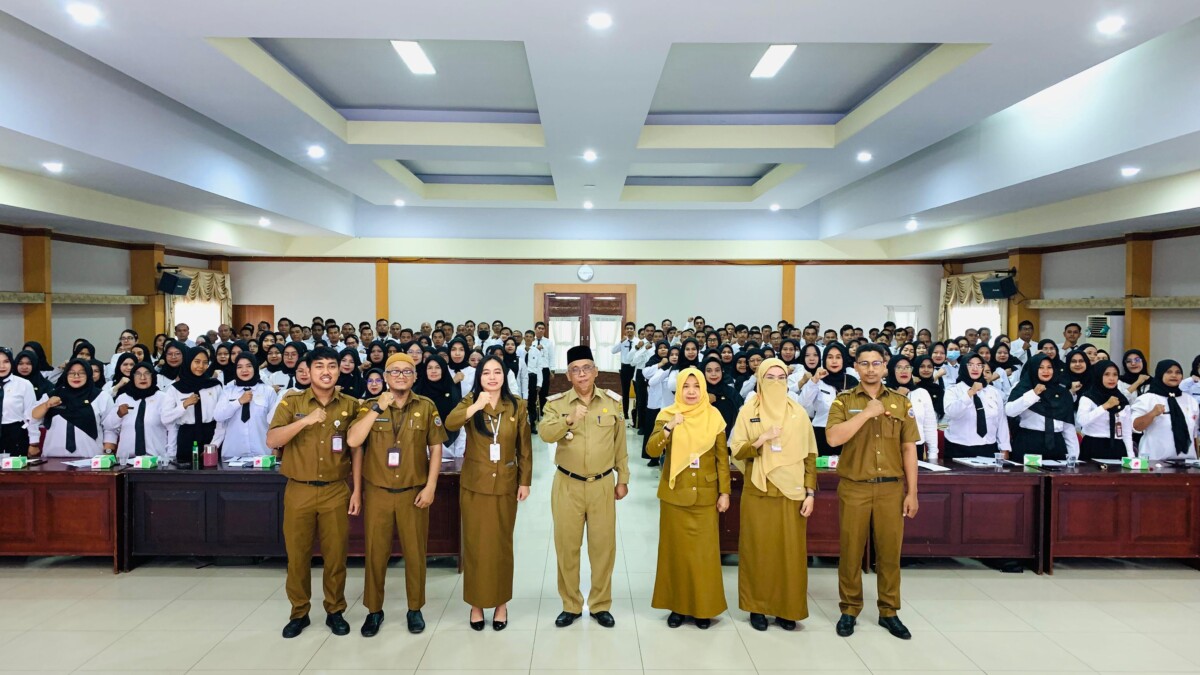 PPPK peserta orientasi berfoto bersama Sekretaris Daerah Kota Pontianak Amirullah
