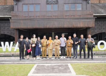 Foto bersama Prokopim Setda Kota Manado dan Prokopim Setda Kota Pontianak.