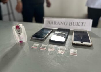 Barang bukti yang diamankan petugas Lapas Perempuan Kelas IIA Pontianak yang diduga narkotika jenis sabu yang diselundupkan dengan cara yang tidak biasa disembunyikan dalam pembalut.