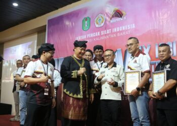 Bupati Ketapang, Alexander Wilyo menerima ucapan selamat usai terpilih sebagai Ketua IPSI Kalbar. Foto: Istimewa.