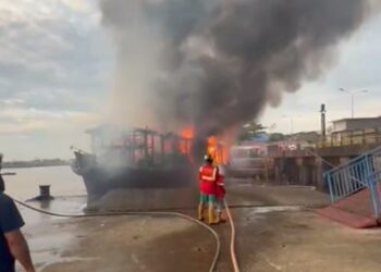 Kapal KM Mekar Jaya 01 terbakar di pelabuhan senghie Pontianak. Kapal yang bermuatan sembako ini gagal berangkat ke Kecamatan Kubu Kabupaten Kubu Raya, di mana kerugian akibat peristiwa kebakaran tersebut mencapai Rp500 juta. FOTO: Achmad Mundzirin/JURNALIS.co.id