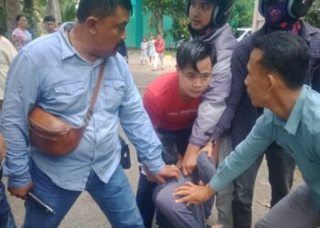 Tersangka berinisial Fe saat dilakukan penangkapan oleh Unit Reskrim Polsek Pontianak Barat lantaran diduga melakukan aksi curanmor. FOTO: Istimewa
